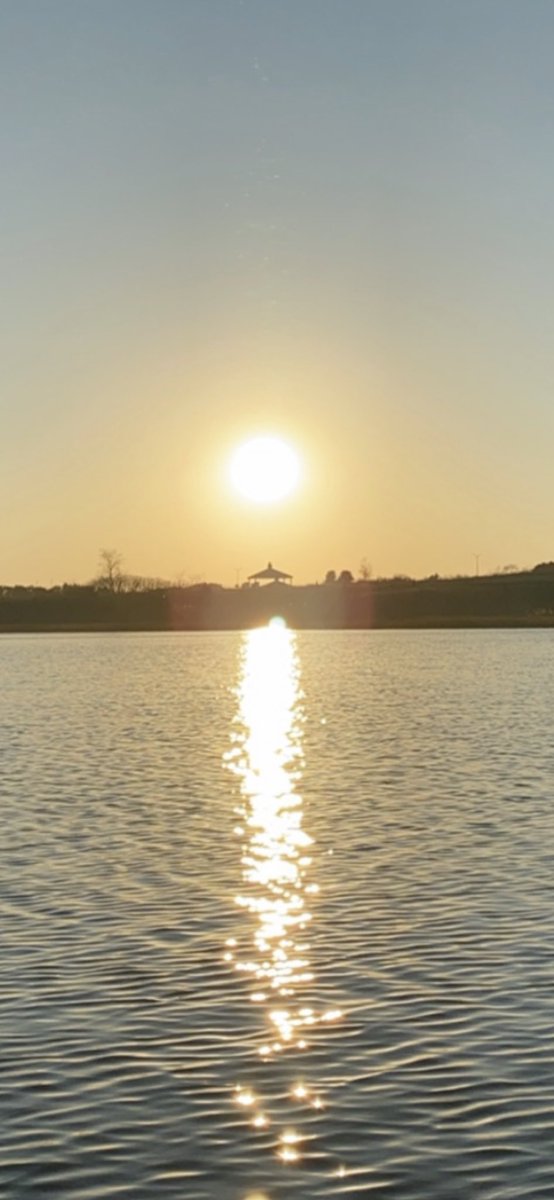 DotMalo's tweet photo. Sunset at #PJPII #Dorchester #NeponsetRiver. https://t.co/8S1ahTI6ep