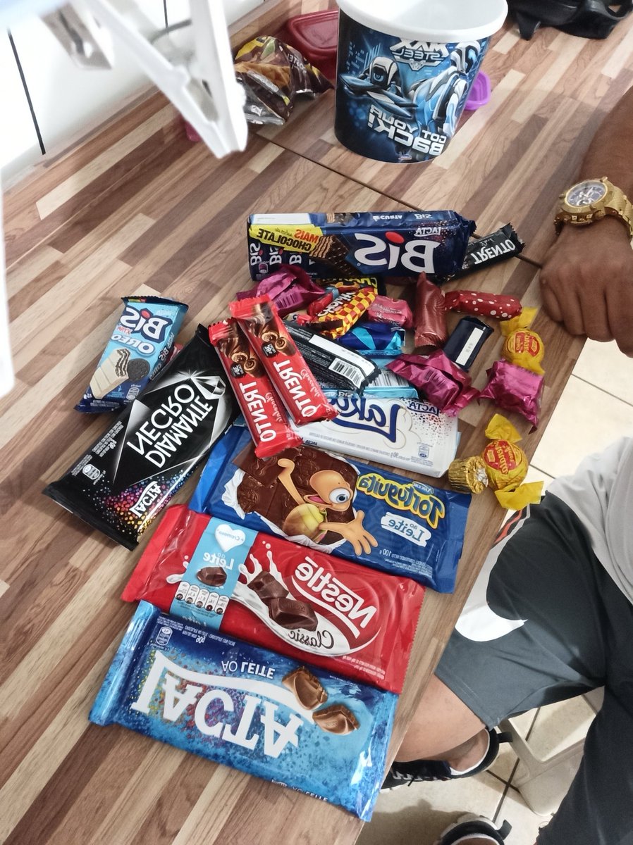 jcs_Ariano's tweet photo. Chuvinha dessa e eu na dúvida qual vou comer primeiro https://t.co/LRXgipsgXb