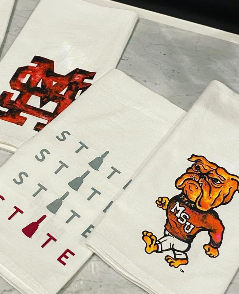 RedBirdPaper's tweet image. MState Hand Towels are now available at redbirdpaper.com! I’m so excited about these new additions and hope you are too! 🎁 $18 . 27 x 27” 100% cottony flour sack hand towels . screen-printed . lint free . officially licensed #HailState