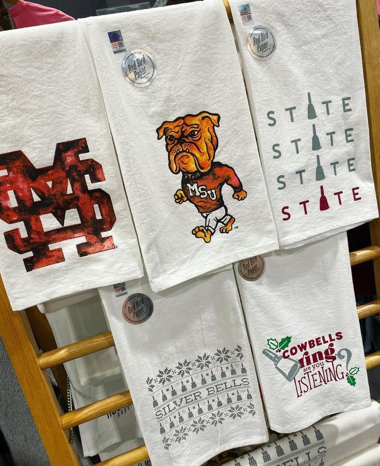 RedBirdPaper's tweet image. MState Hand Towels are now available at redbirdpaper.com! I’m so excited about these new additions and hope you are too! 🎁 $18 . 27 x 27” 100% cottony flour sack hand towels . screen-printed . lint free . officially licensed #HailState