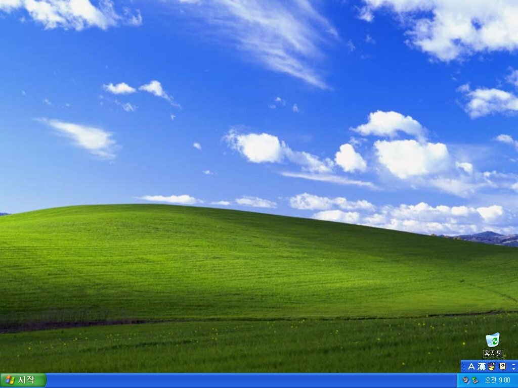 WinXP_bot's tweet photo. 처음 Windows XP를 시작하면 컴퓨터에서 삭제할 파일을 보내는 장소인 "휴지통" 아이콘 하나만 보입니다. https://t.co/fNQnZ2KzIB