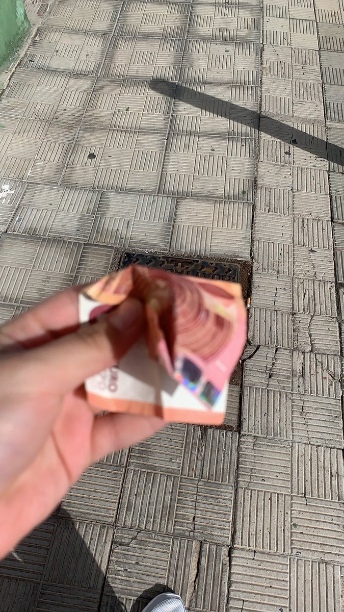 Leonebrr's tweet photo. Creo que nunca lo he contado, pero me considero una persona suertuda. Por lo general siempre me consigo dinero tirado en la calle. Este finde fueron 10€
✨✨✨RT para tener esa suerte ✨✨✨✨✨ https://t.co/pP6Bi84Qtj