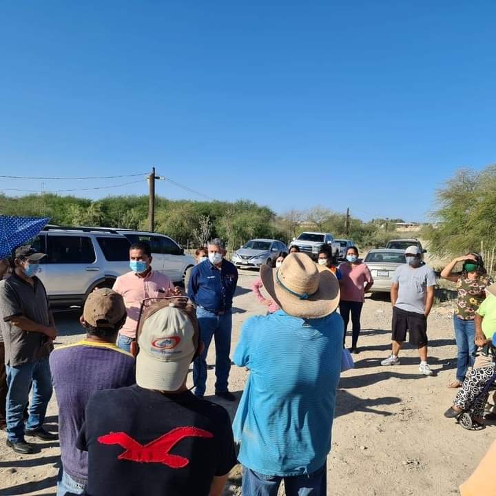 Roberto_dls's tweet photo. Nos encontramos atendiendo las necesidades de nuestros amigos de la colonia Santa Fe y Santa Fe Arriba, estamos buscando la vía legal para que cuenten con un patrimonio para su familia y el acceso a los servicios básicos. 
¡Bendecido Domingo para todos! https://t.co/2Nf3WviL48