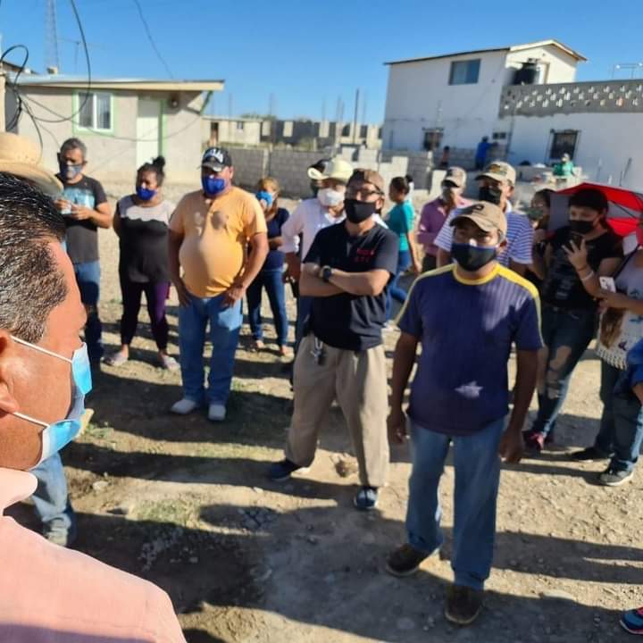 Roberto_dls's tweet photo. Nos encontramos atendiendo las necesidades de nuestros amigos de la colonia Santa Fe y Santa Fe Arriba, estamos buscando la vía legal para que cuenten con un patrimonio para su familia y el acceso a los servicios básicos. 
¡Bendecido Domingo para todos! https://t.co/2Nf3WviL48