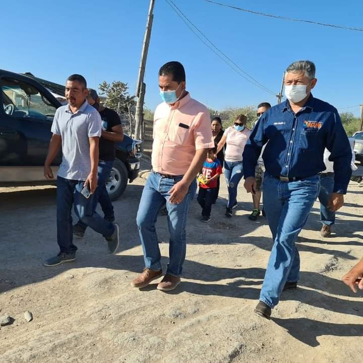 Roberto_dls's tweet photo. Nos encontramos atendiendo las necesidades de nuestros amigos de la colonia Santa Fe y Santa Fe Arriba, estamos buscando la vía legal para que cuenten con un patrimonio para su familia y el acceso a los servicios básicos. 
¡Bendecido Domingo para todos! https://t.co/2Nf3WviL48