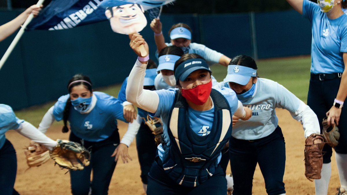 USDSoftball's tweet photo. Intersquad shenanigans under the lights 😝

#GoToreros https://t.co/DnmIW9aMvl