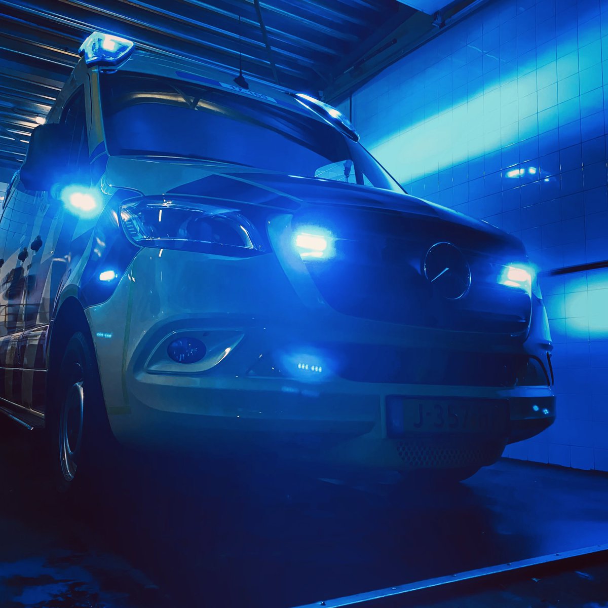 heer_78's tweet photo. Weer paraat met de nieuwe grote gele! #paraat #ambulance #rotterdam @AmbulanceRR #grotegele https://t.co/DaAjhd9pe2