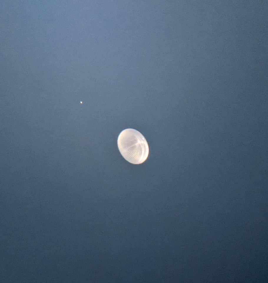 jroyed's tweet photo. @NWSHouston Facebook sensation throughout #TheWoodlands. Saw this in the NW sky at 45 degrees at around 5:40 PM. Any ideas? Photo credit Val Ricks. Cc @mattlanza @abc13weather https://t.co/f4MnMeERiw