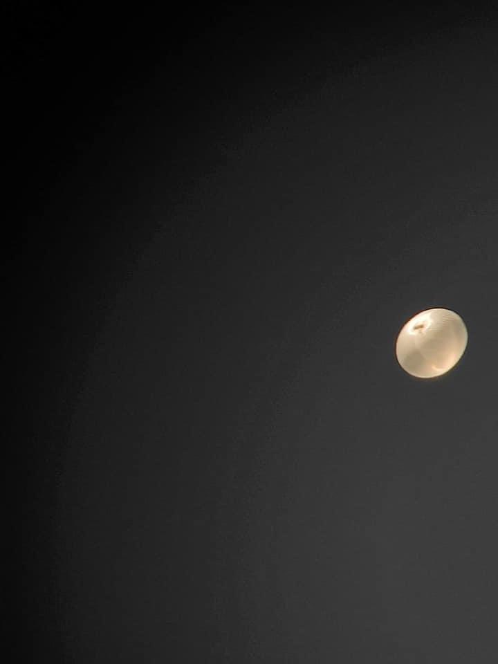 jroyed's tweet photo. @NWSHouston Facebook sensation throughout #TheWoodlands. Saw this in the NW sky at 45 degrees at around 5:40 PM. Any ideas? Photo credit Val Ricks. Cc @mattlanza @abc13weather https://t.co/f4MnMeERiw