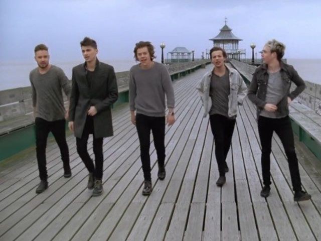 ~Places every Directioner should visit;A thread.Open for more :)1.Clevendon Pier, UK(You & I MV)