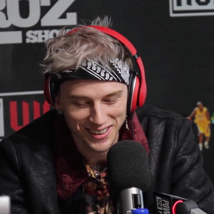 machine gun kelly& #39;s smilea thread;