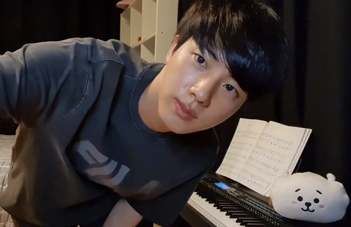 he call u thru videocall to show u that he's playing a piano <3