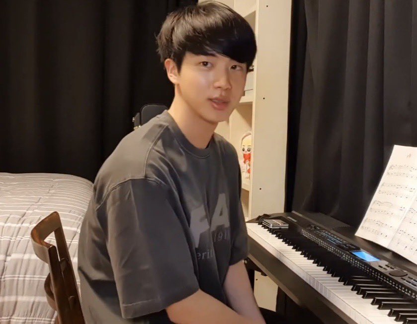 he call u thru videocall to show u that he's playing a piano <3