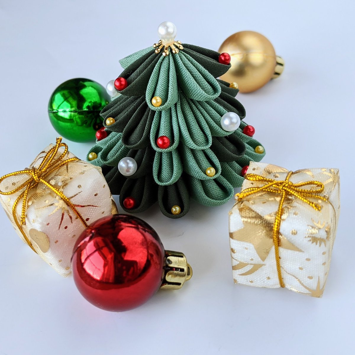 Ringo_dou's tweet photo. 【ご案内】
＊つまみ細工＊ミニクリスマスツリー＊ノーマルが現在売り切れがちなので、タイミング的に入手しにくくなっています💦
もし、Twitterご覧のかたで「再販するなら欲しい」という方いらっしゃいましたらDMにてご連絡下さいませ🎄
続く↓ https://t.co/bRcY3lSwme https://t.co/yQ2OKc28gL