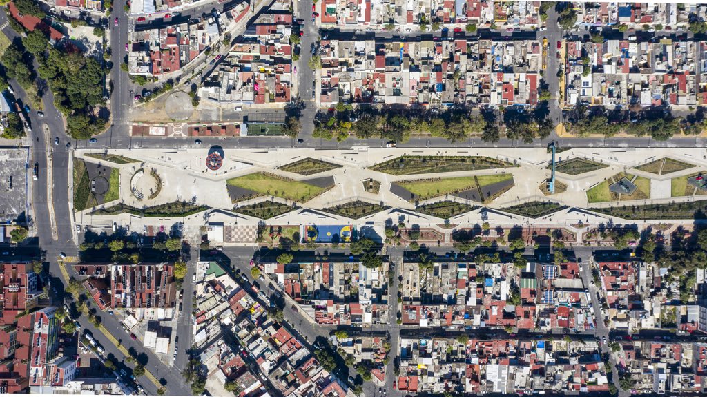 arena_arq's tweet photo. 128 arquitectura y Diseño Urbano realizaron un proyecto bajo el nombre "Parque Lineal Gran Canal" ubicado en el tramo de Avenida del Peñón a Eje 2 Norte, el espacio transformado integra una superficie de 73,000 m2 en su primera etapa. #Valuatec #tecsociallab #mejorinversion https://t.co/W4R8MoiBx7