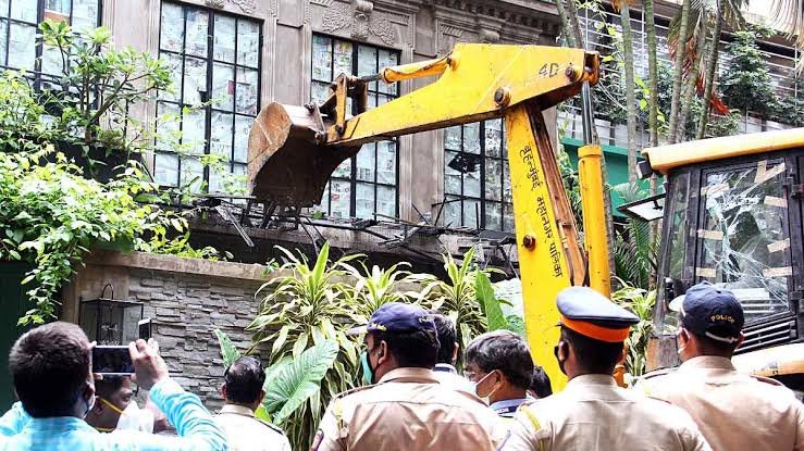 _margee_'s tweet photo. Murderers of Sushant, Disha and Jiah are walking free and the ones who raised their voice for Justice are getting punished.
What the hell is happening in Mumbai..!! 

#WeWantArnabBack 
#ArnabLifeUnderThreat 
#JusticeDemolished
#mondaythoughts https://t.co/hQT29IcEx0