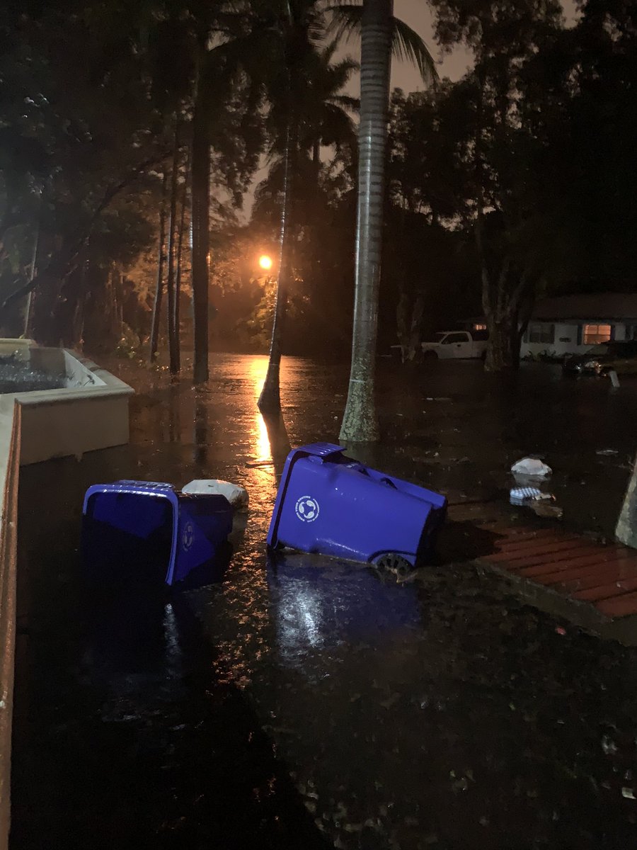 Jess_Caiazza's tweet photo. @WPLGLocal10 Right outside of Marina Oaks neighborhood off of 84! Bunch of cars with water inside and abandoned. https://t.co/FJdlmlAcZw