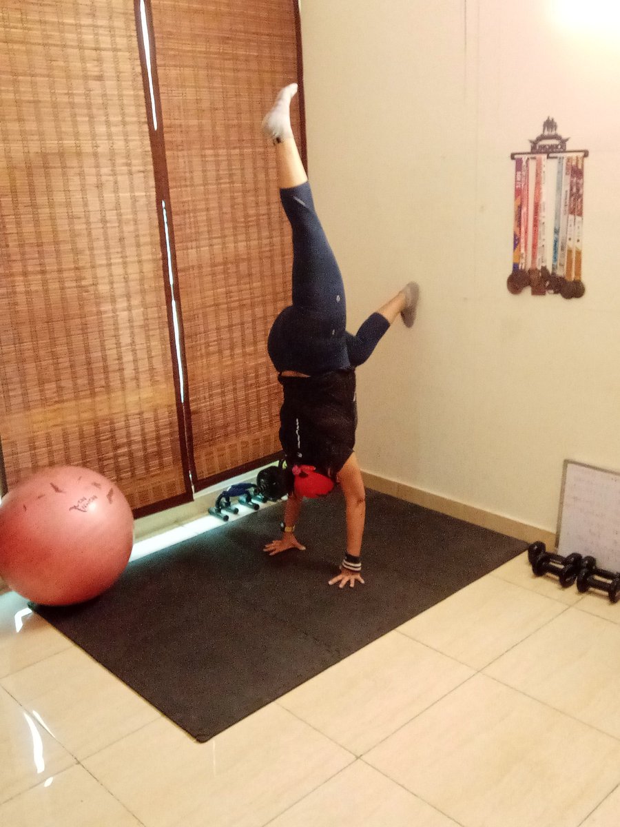 Latz_G's tweet photo. If you are Training hard to stay Fit.
But you dont have :
PEACE OF MIND.
Empathy.
RESILIENT.
HAPPY.
#letzbfit #letzbfitwithlatika #kyaaajaapneworkoutkiya #uthojaagodaudobhaago #latzpsychology #positivepsychology #StructuredWorkOut #hr #heartrate #heartratetraining #hiit https://t.co/0TxdH1Ta6x
