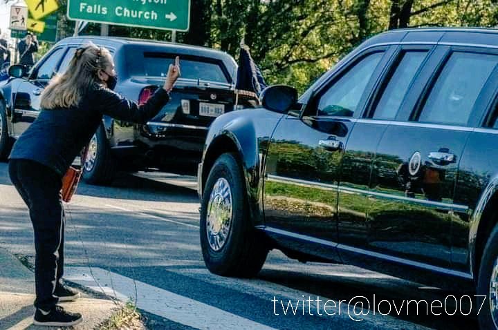 lovme007's tweet photo. FAREWELL from his own people 😁 (Note the sign)🖕 https://t.co/o7JYtUmWoj