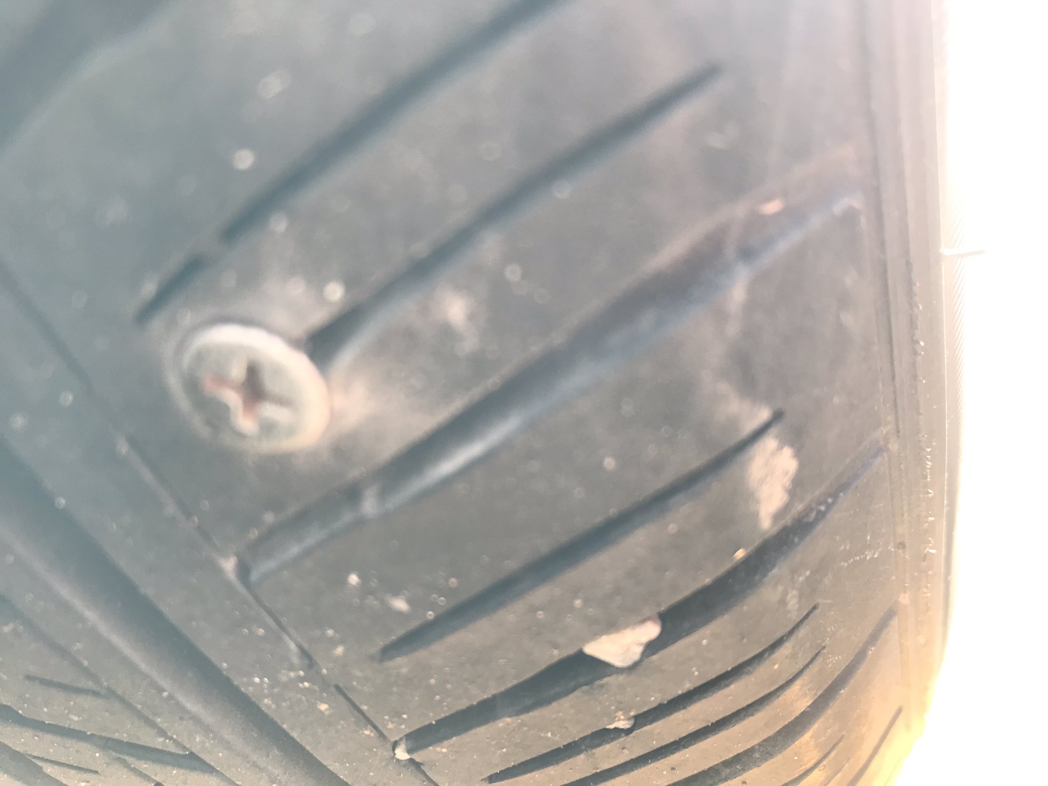 遥風 車に乗ったら等間隔のカチカチ音 まさかと思ってタイヤを見たらネジぐさり はぁ マジですかぁ T Co Agjtnyvvsj Twitter