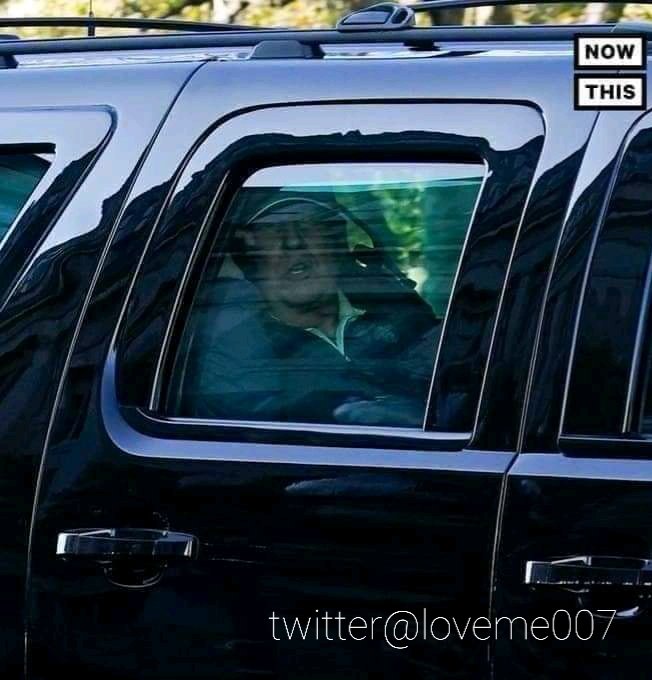 lovme007's tweet photo. FAREWELL from his own people 😁 (Note the sign)🖕 https://t.co/o7JYtUmWoj