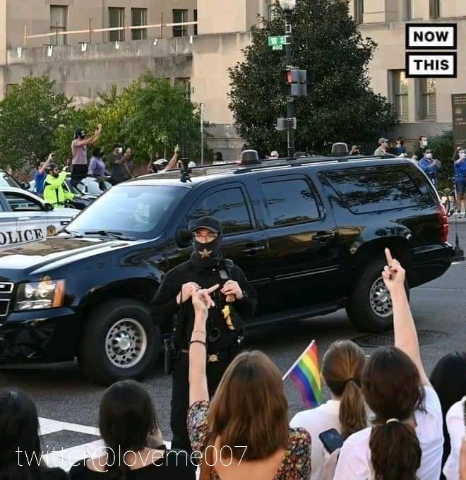 lovme007's tweet photo. FAREWELL from his own people 😁 (Note the sign)🖕 https://t.co/o7JYtUmWoj