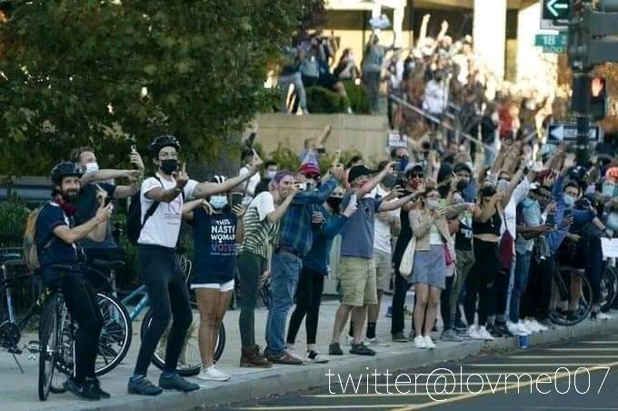 lovme007's tweet photo. FAREWELL from his own people 😁 (Note the sign)🖕 https://t.co/o7JYtUmWoj