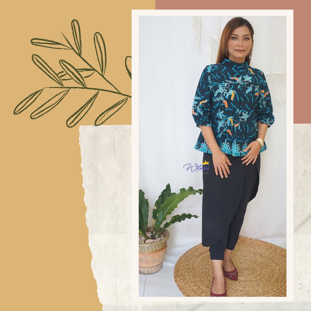 witness_co's tweet photo. FONY TOP
Dengan kerah jenis #StandCollar yang memberi efek jenjang pada leher. Cutting Adu Manis pada bagian tengah baju ini bisa memberi kesan ramping, Dear.
Semakin bangga dan PD memakai outfit Batik kan?
#WitnessCollection
#BOOM1111 https://t.co/4R9rP5bF3J