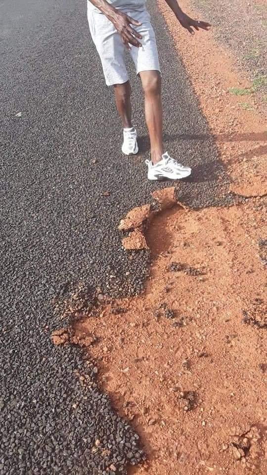 AdvoBarryRoux's tweet photo. Apparently this is a tar road in Zeerust in North West. The coating looks like vo mama Permission's make-up foundation. We are led in this country! https://t.co/iKRlmrukYV