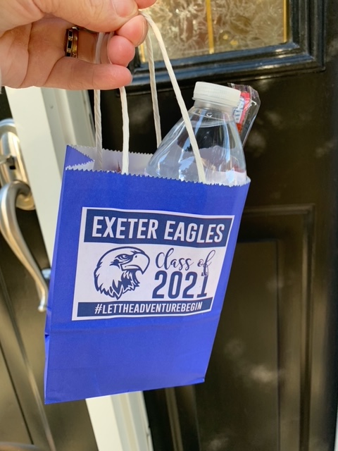 exeter_shs's tweet photo. Thank you to the parent committee who assembled and delivered spirit bags to our Seniors last week! #ExeterStrong #lettheadventurebegin https://t.co/krfGUmroNu