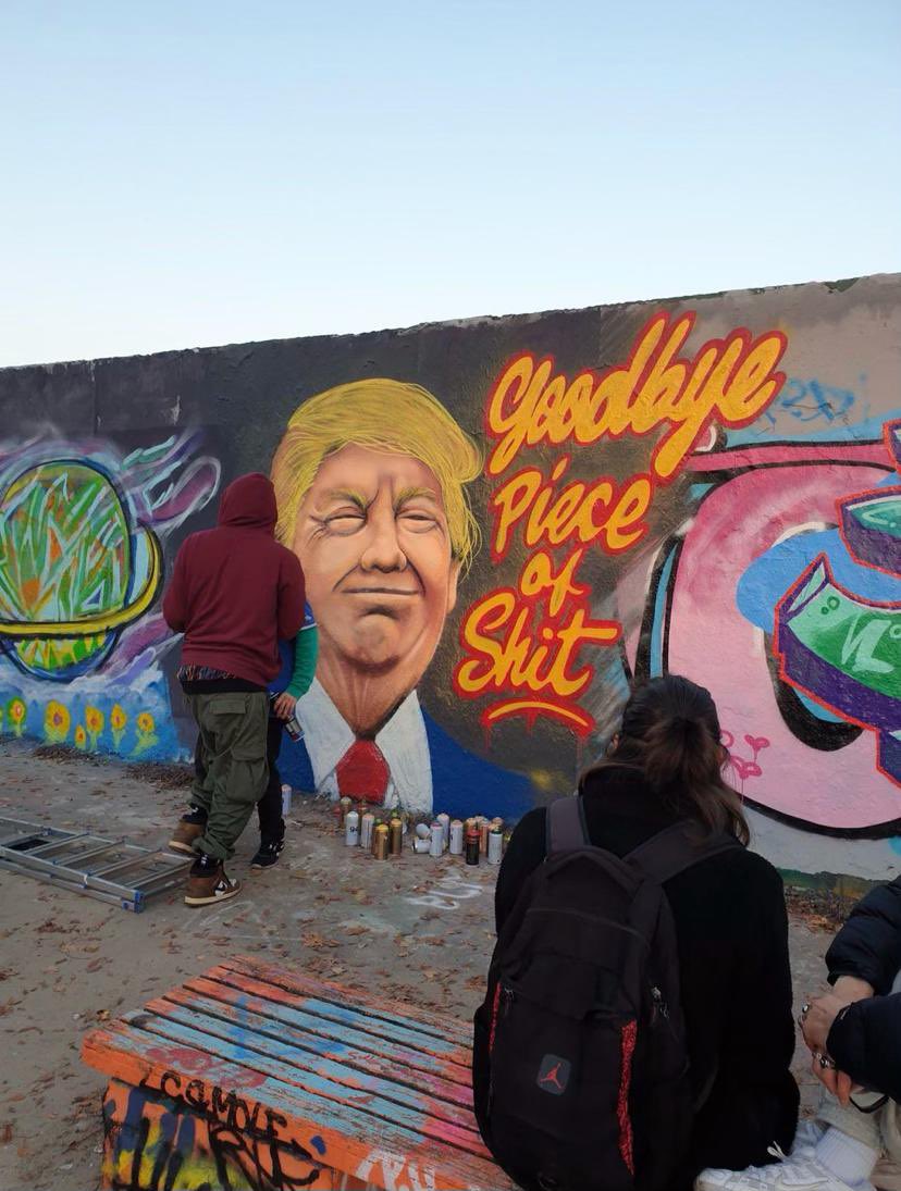 Defeater's tweet photo. A goodbye for a US President who thought he was an autocrat from November 9th 2020, painted on the wall that kept many East Germans behind the iron curtain &amp; under authoritarian rule. 

Sometimes irony is poetic and beautiful.

Fuck Trump https://t.co/TnroyIeDwz