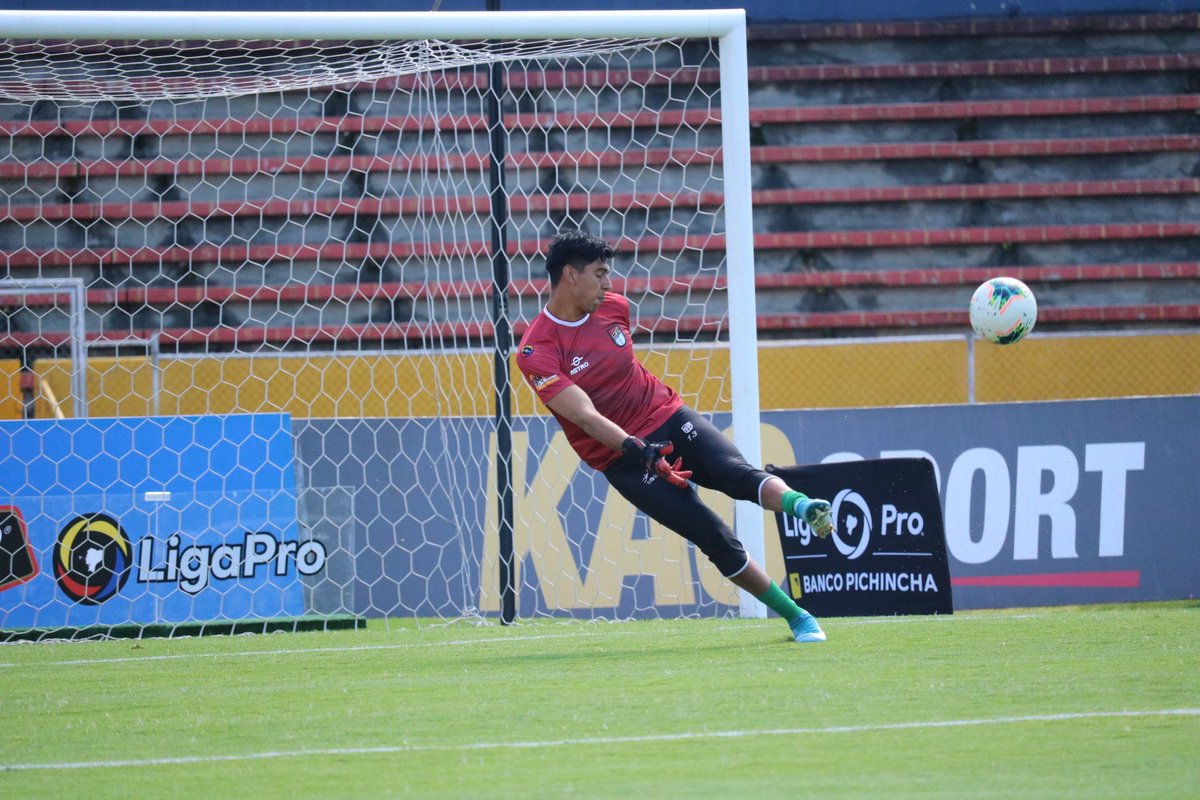 ElEspartanoEc's tweet photo. 🧤💪🏻 Edisson Recalde (@edissonrecalde) el arquero de @9deOctubreFCC que atajó en todos los partidos. 

🔝🔵 Dos temporadas de excelente nivel hoy obtiene su premio 🔝🏆.

#LigaProSerieB https://t.co/U9KpIKYbBm
