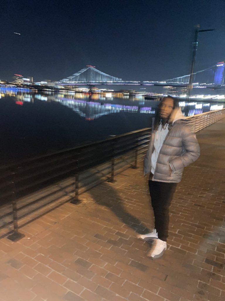 whitfieldp15's tweet photo. Blurry pictures for the Twitter 📺📺 https://t.co/F4AuuLFvkR