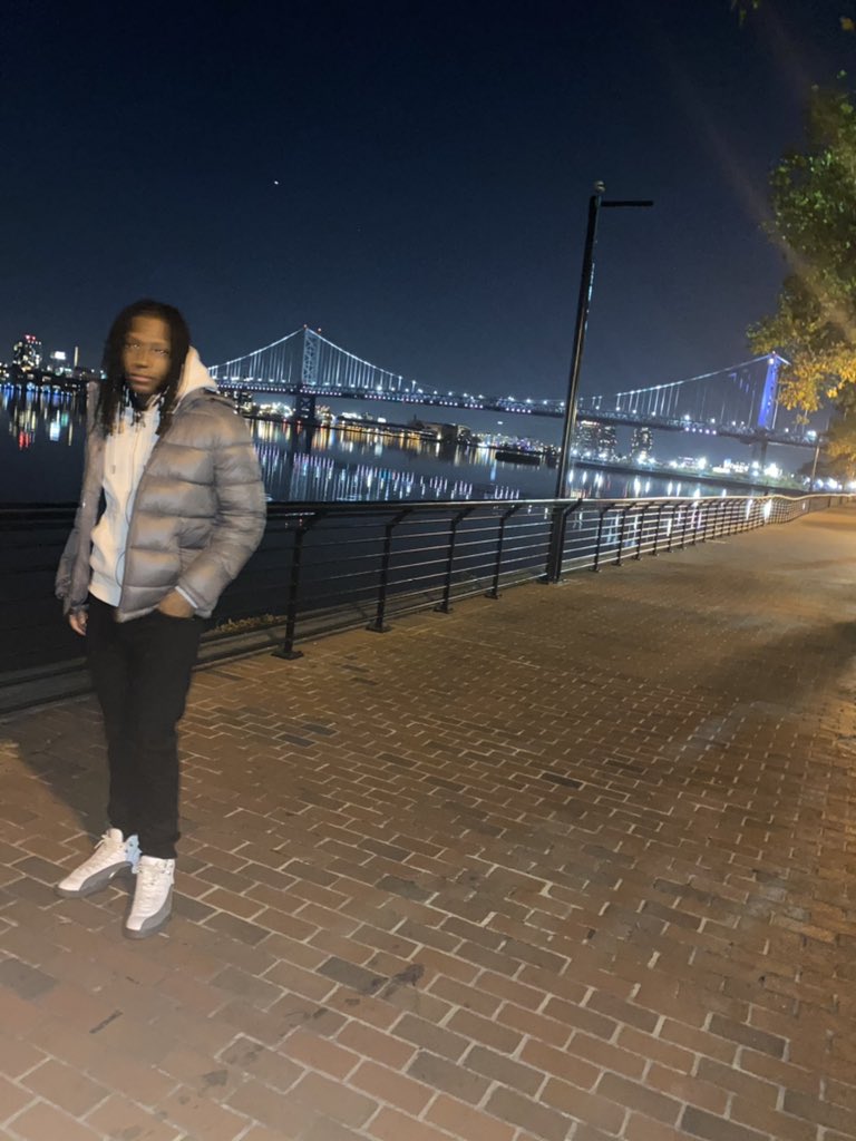 whitfieldp15's tweet photo. Blurry pictures for the Twitter 📺📺 https://t.co/F4AuuLFvkR