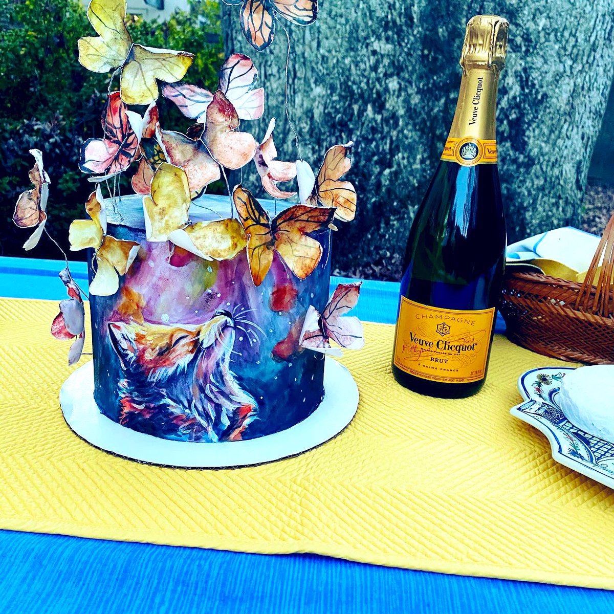 AveryMScott's tweet photo. May you also celebrate life with bubbles and butterflies 🎂🧡🥂 https://t.co/FagMana1o5