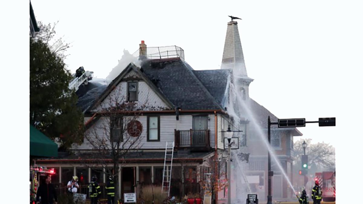 usdaynews's tweet photo. In the following picture, you can see #thecheel owners #JesseDaily, right, and his wife, console one another as they watch as firefighters battling the blaze and work to extinguish a fire at the restaurant in Thiensville.
#Thiensville
Image source: Milwaukee Journal Sentinel https://t.co/SawTh79olP