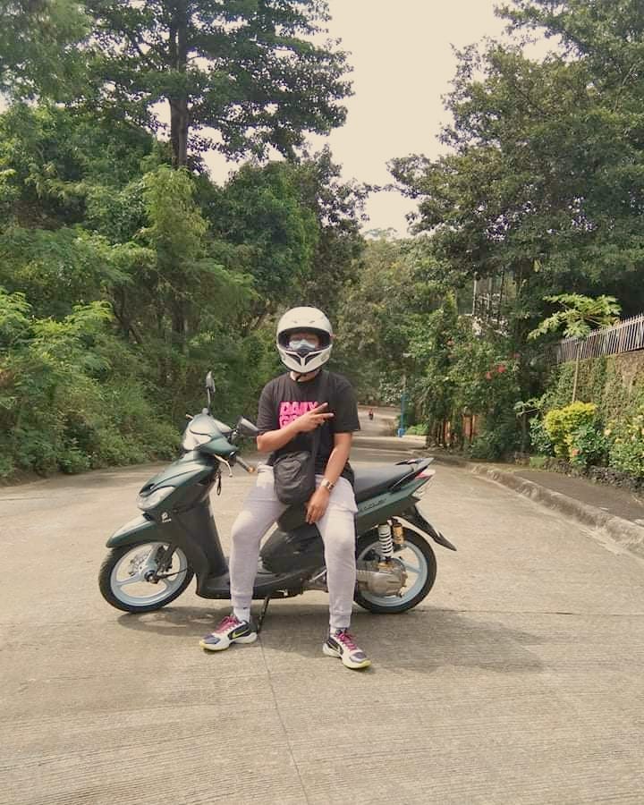 Patrickroy05's tweet photo. Sabi niyo jogging lang pero bakit nasa Antipolo na? :x https://t.co/Ga9o8MQCkB