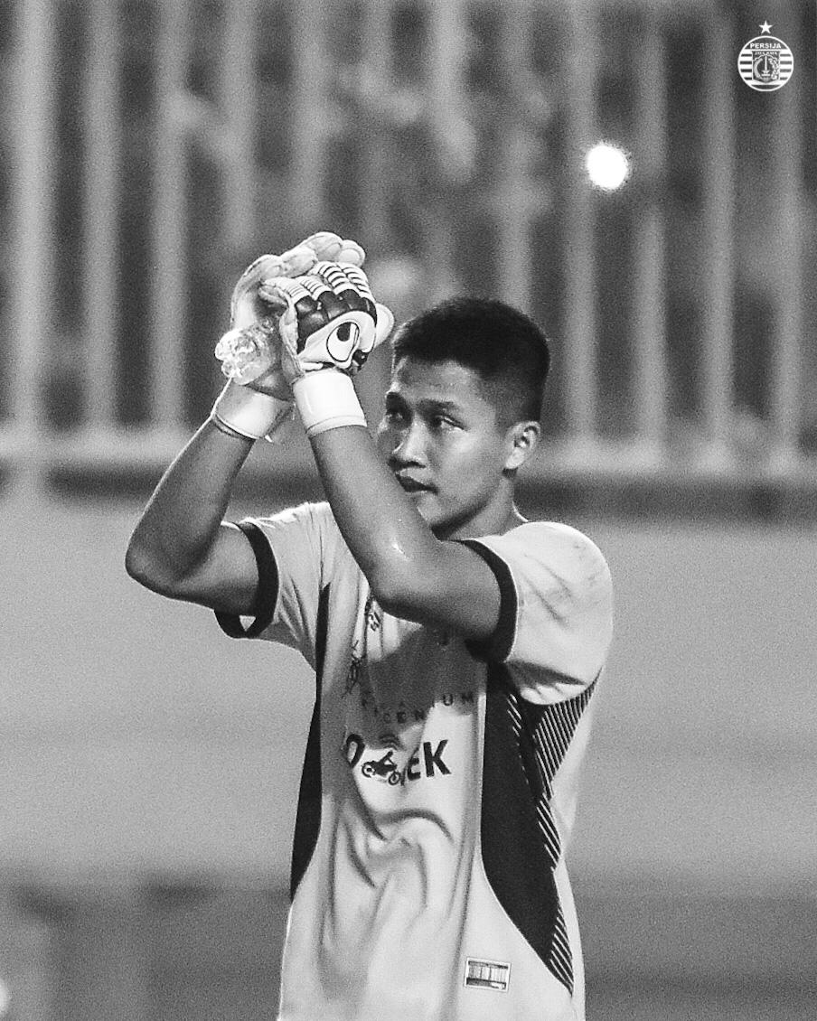 Turut berduka cita atas berpulangnya Daryono. Mantan kiper Persija yang berjuang dari level U-21 hingga merasakan juara pada 2018 🙏

Selama membela Persija, Daryono dikenal sebagai pemain yang memberikan semua kemampuan dan energinya.

#BelieveIn12 #PersijaJakarta