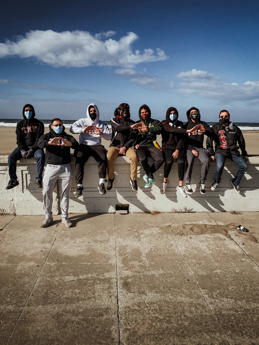 csuebtke's tweet photo. Beach Clean Up 🏖🧹 One of TKE’s principles is Service 🙌 and this morning our Brothers helped clean up Ocean Beach⁣⁣
⁣⁣
#CommunityService #BeachCleanUp #IAMTEKE #OhSoFlyUpsilonPsi https://t.co/sHti2j2w2k
