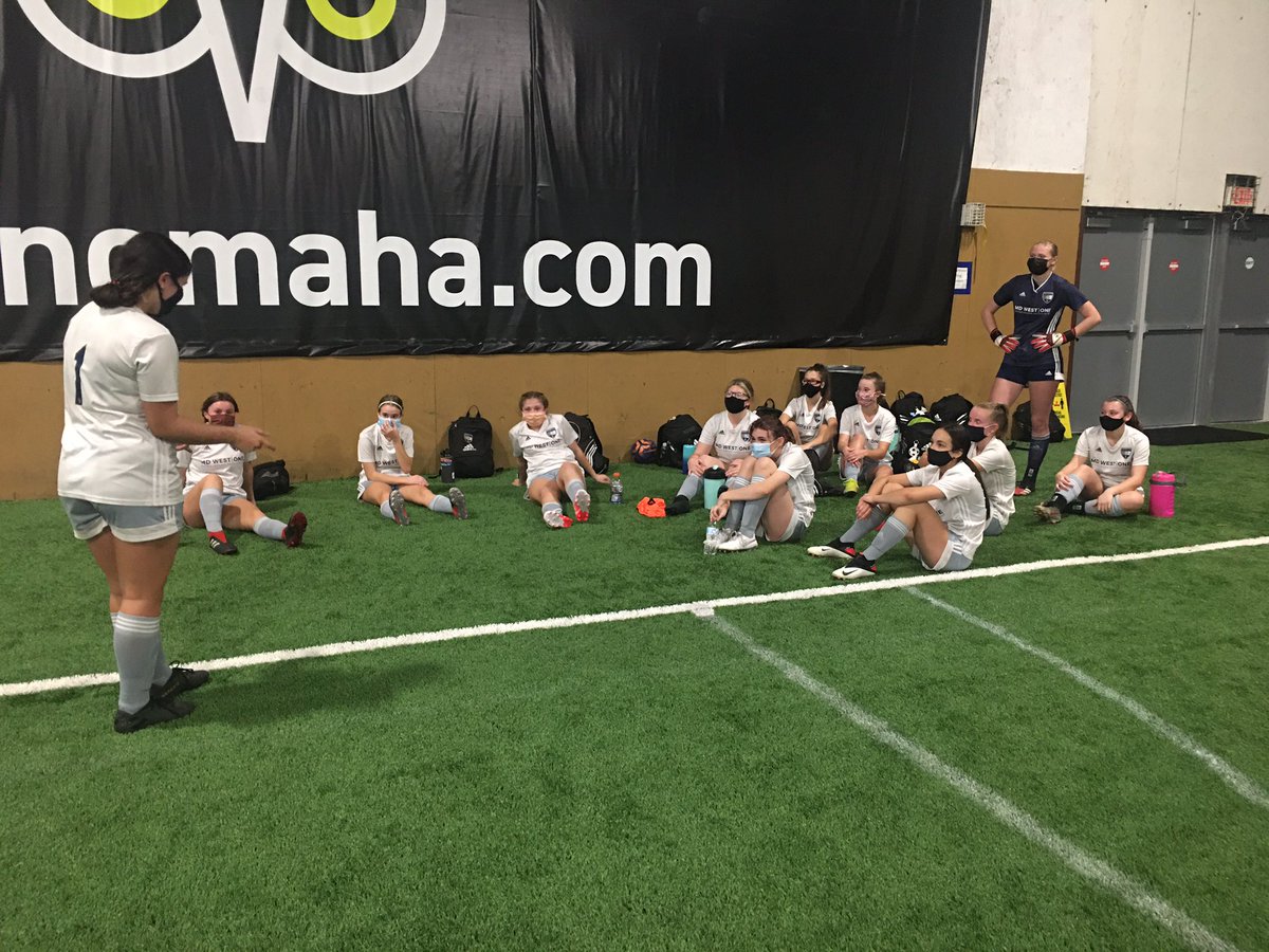 05 Sporting Elite girls had a great double header tonight. A new team captain each game to give the halftime talk @SportingOmahaFC