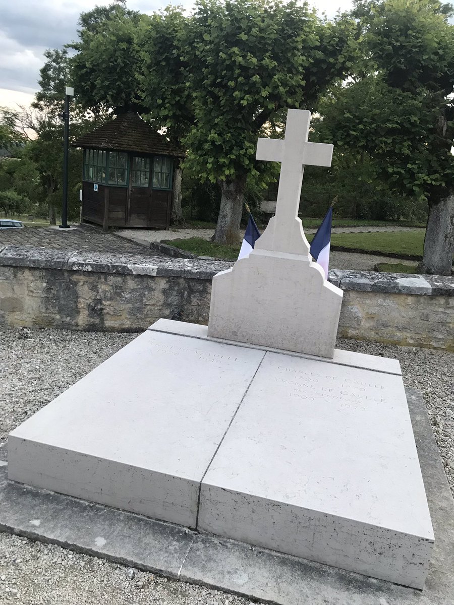 16. Puis le  @Prefet52 et Bérangère Abba conduiront Emmanuel et Brigitte Macron au cimetière de Colombey, jouxtant l’église. On est toujours frappé par la simplicité des tombes de la famille de Gaulle. Y verra-t-on ce 9 novembre 2020 à nouveau le chat qui veille au silence?