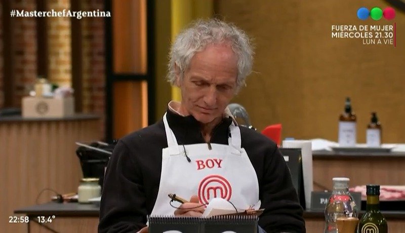 MilenaPeraltaa's tweet photo. Querido diario: Dolly comenzó retando a Fede Bal, me pusieron al lado de él y no se dejó de quejar, en cualquier momento le tiró con un profiterol. #MastercherArgentina https://t.co/fZMEU93wG6