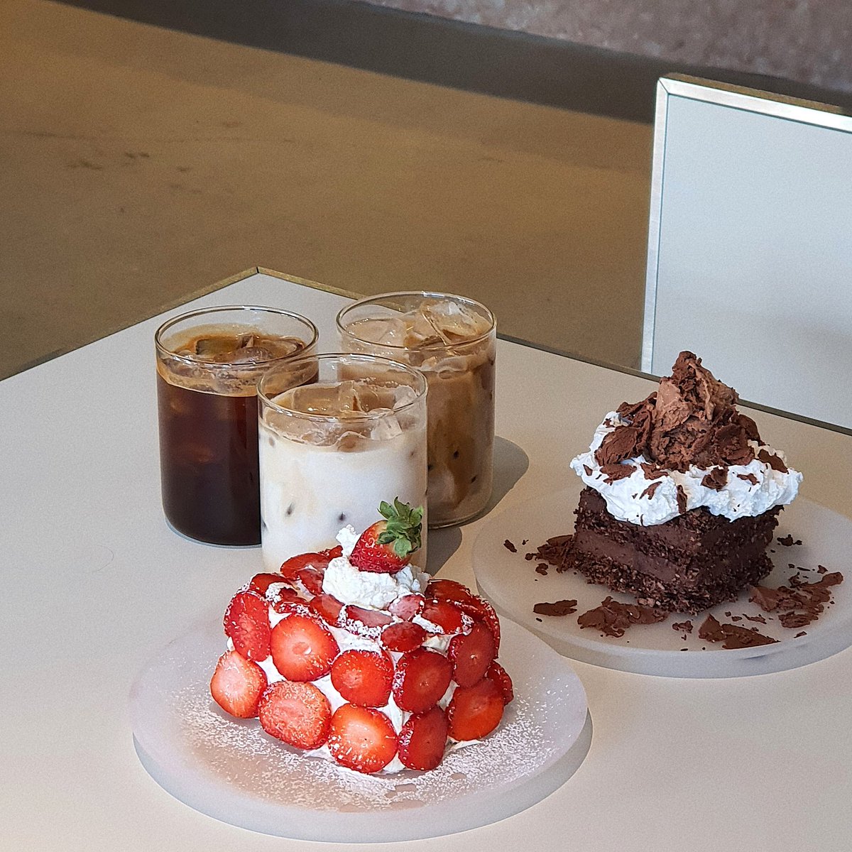 gogo_bam's tweet photo. #승연아_우즈야_여기야
플디 도산점 🍰🍓

성수점도 있고 도산점도 있음!! 커피도 산미 적고 고소해서 맛있고 딸기딸기랑 래밍턴(발로나 초코)! 입에 넣고 사정없이 혼내줘야됨 딸기는 상큼하고 부드럽고 래밍턴은 꾸덕하고 찐하고 그냥 최고.. 제발 드셔주세요이😭💗 https://t.co/z6PcjxxJYG