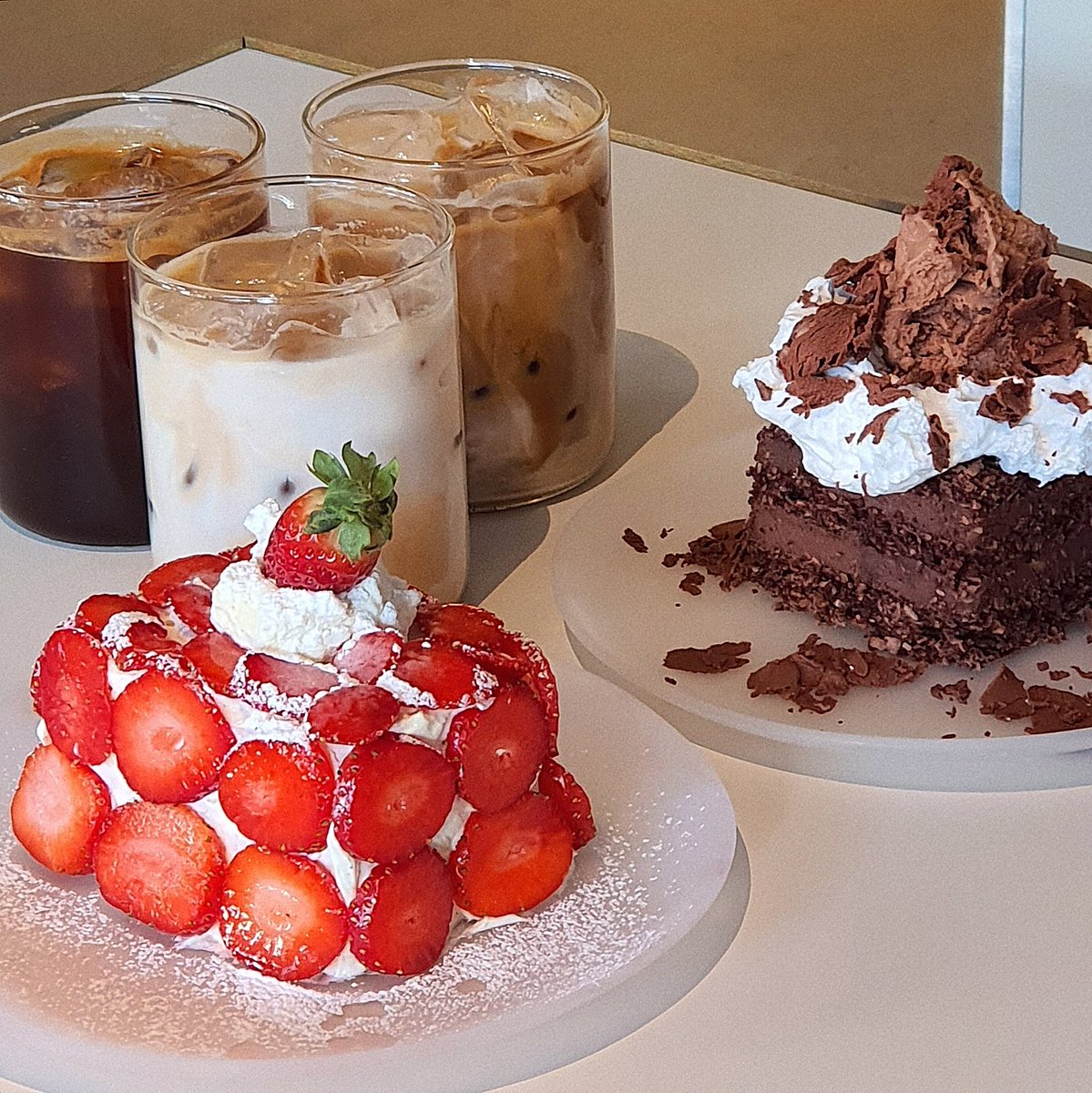gogo_bam's tweet photo. #승연아_우즈야_여기야
플디 도산점 🍰🍓

성수점도 있고 도산점도 있음!! 커피도 산미 적고 고소해서 맛있고 딸기딸기랑 래밍턴(발로나 초코)! 입에 넣고 사정없이 혼내줘야됨 딸기는 상큼하고 부드럽고 래밍턴은 꾸덕하고 찐하고 그냥 최고.. 제발 드셔주세요이😭💗 https://t.co/z6PcjxxJYG