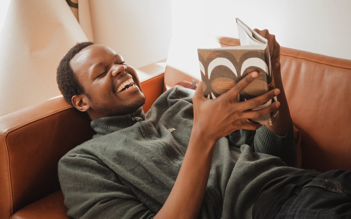 Reading poetry aloud can improve listening, attention control, and accurate observation. It can also enhance critical thinking skills, empathy, and introspection. All nice things to have in our docs, right?I'm fascinated by how this translates to the psychotherapy context.6/n