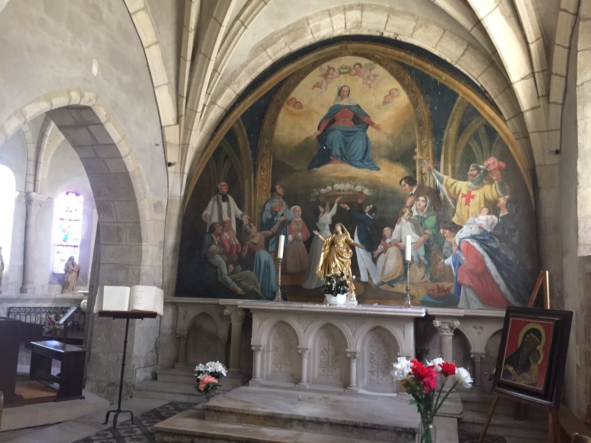 17. Il est peu probable que le Président de la République ne pénètre dans l’église. On a en tête les images de Charles et Yvonne de Gaulle en sortant, la DS noire garée devant l’église. Ils se plaçaient toujours à la même place, au milieu de l’assemblée.