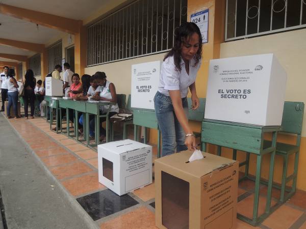 eluniversocom's tweet photo. Elecciones en Ecuador: Ciudadano deberá sacarse la mascarilla para comprobar su identidad antes de votar►https://t.co/QS9uLw29y1 https://t.co/v7DJKCChBB