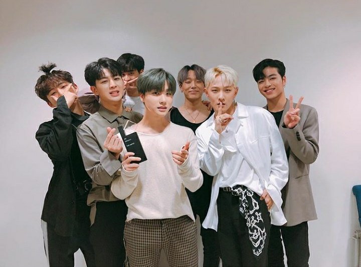 Hawasss2's tweet photo. Baru semalem nonton ulang iKON TV, dan sekarang ada kabar gini #STOPiKONMISTREATMENT
Nonton ikontv berasa nonton film komedi tapi sad ending☺ https://t.co/4ZWa37RJ83