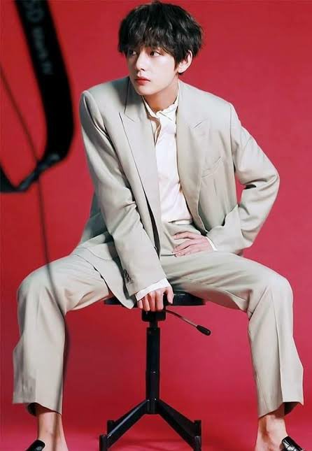 susukvonly's tweet photo. Taehyung is the visual director 💗
#VisualDirectorV https://t.co/MlRdKV6fcS