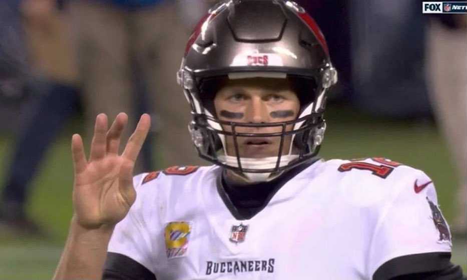 BleacherReport's tweet photo. How many TDs are the Bucs down by? https://t.co/z4ngEKAOi5